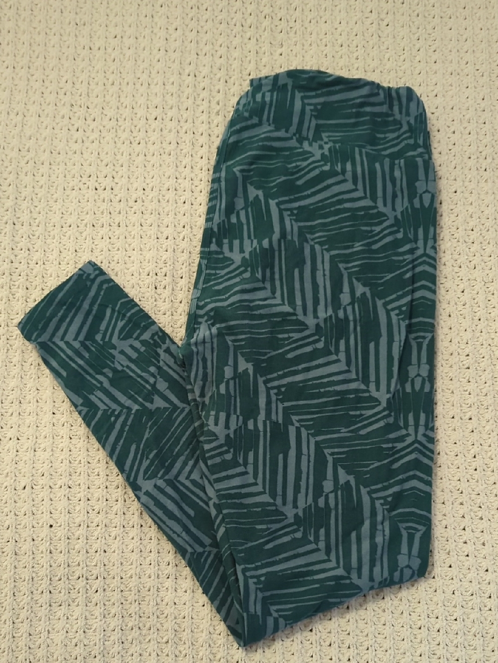 LuLaRoe TC Green Patterned Leggings